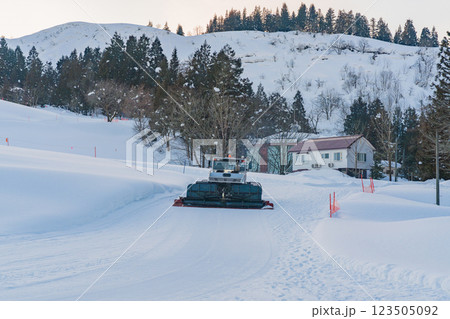 スキー場のコース整備をする圧雪車（ラトラック） 123505092