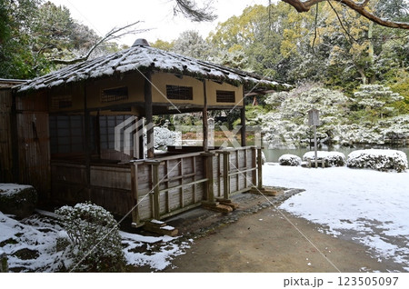 中神苑の池と休憩所(平安神宮) 中神苑の池と休憩所(平安神宮) 123505097