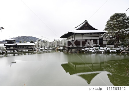 東神苑の池と雪景色（平安神宮） 123505342