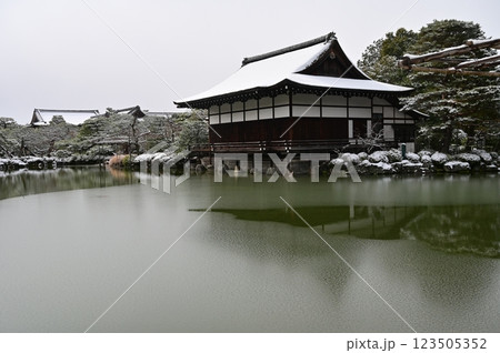 東神苑の池と雪景色（平安神宮） 123505352