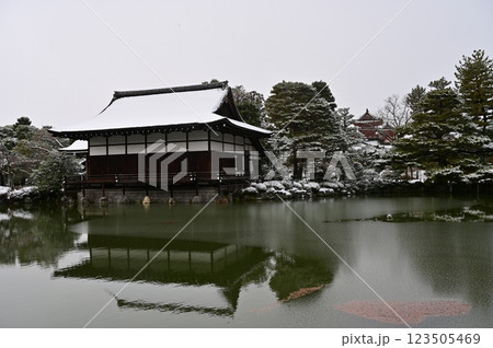 東神苑の池と雪景色(平安神宮) 東神苑の池と雪景色(平安神宮) 123505469