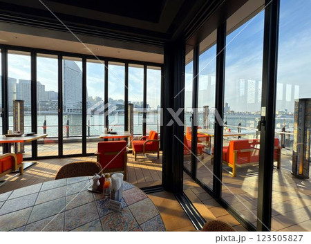 海が見えるレストランの窓際席 海が見えるレストランの窓際席 123505827