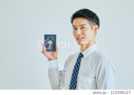 パスポートを持つ20代の若い男性 パスポートを持つ20代の若い男性 123506127