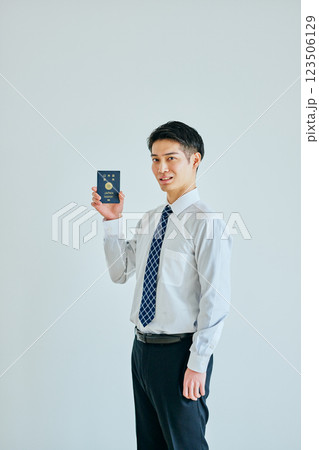 パスポートを持つ20代の若い男性 123506129