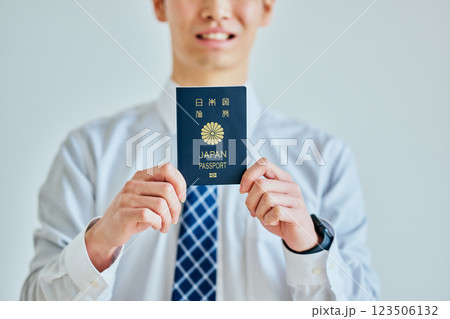 パスポートを持つ20代の若い男性 パスポートを持つ20代の若い男性 123506132