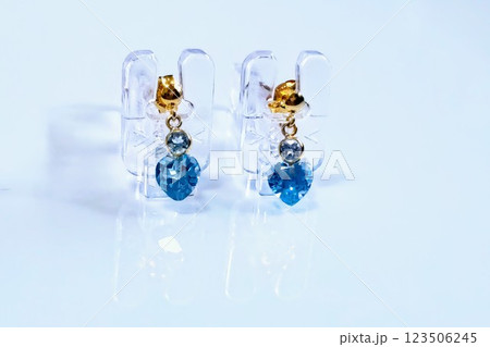金色の美しいブルートパーズピアス 123506245