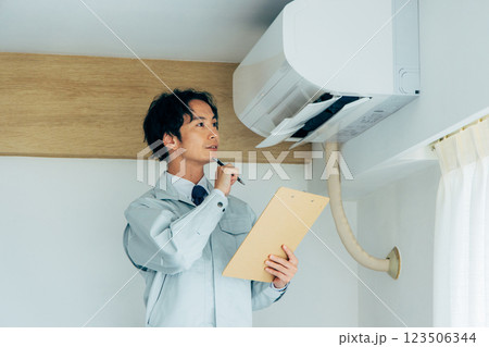 エアコンの点検をする作業員 エアコンの点検をする作業員 123506344