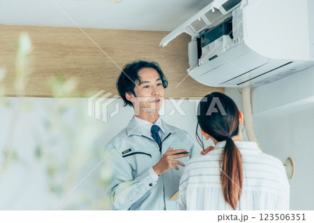 エアコンを点検する作業員 123506351