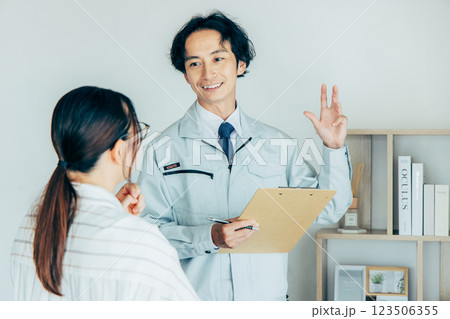 リフォームの打ち合わせをする男女 123506355