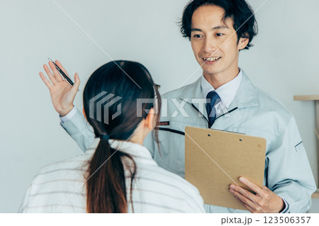 リフォームの打ち合わせをする男女 リフォームの打ち合わせをする男女 123506357