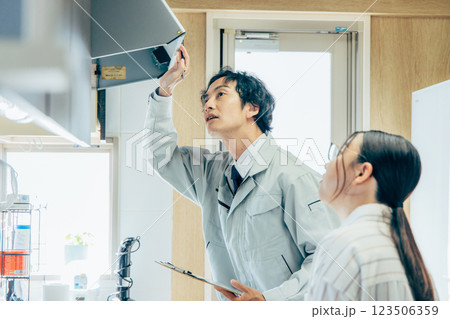 換気扇を点検する作業員 123506359