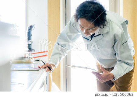 キッチンを点検をする作業員 123506362