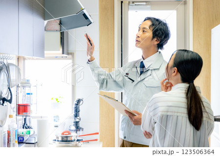 換気扇を点検する作業員 123506364