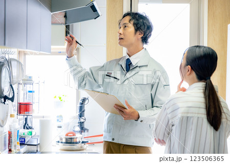 換気扇を点検する作業員 123506365