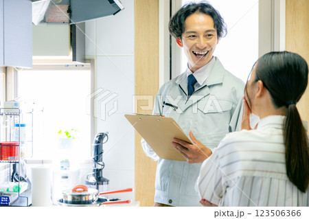 換気扇を点検する作業員 換気扇を点検する作業員 123506366