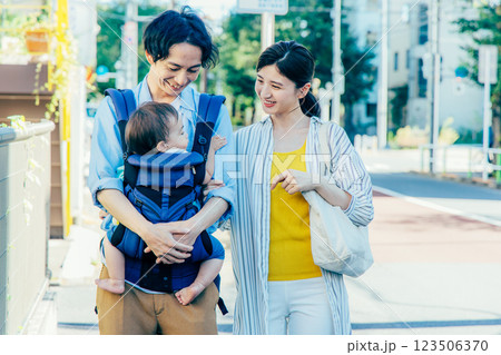 赤ちゃんを抱っこする若い夫婦 123506370