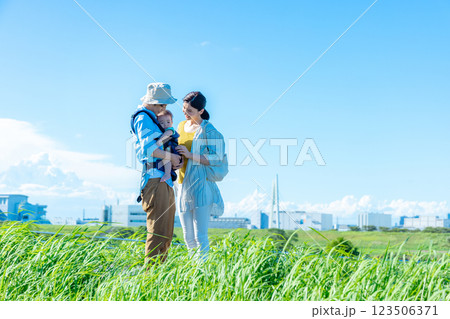 赤ちゃんを抱っこする若い夫婦 123506371