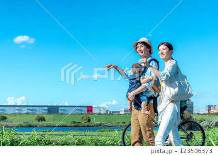 赤ちゃんを抱っこする若い夫婦 123506373