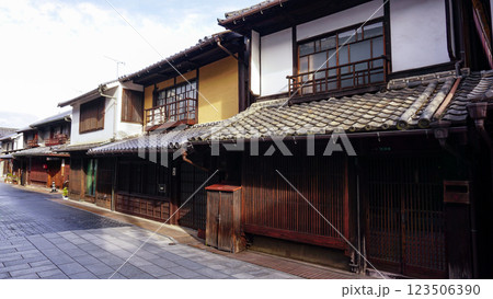 はけたら町並み保存地区の古い日本家屋 123506390