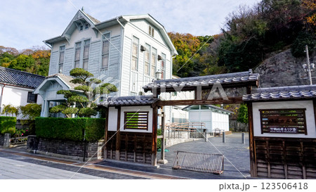 はけたら町並み保存地区の古い日本家屋 123506418