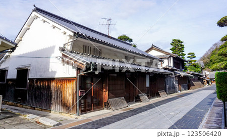 はけたら町並み保存地区の古い日本家屋 123506420