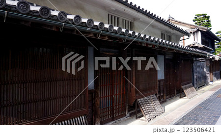はけたら町並み保存地区の古い日本家屋 123506421