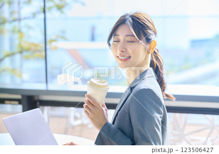 フリーアドレスのオフィスで働く若いビジネスウーマン 123506427