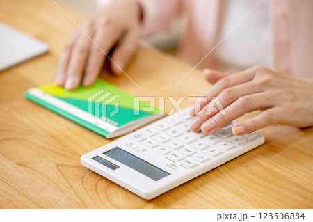 通帳を見るシニア女性 通帳を見るシニア女性 123506884