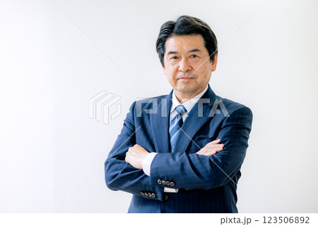 腕組みをするシニア男性 腕組みをするシニア男性 123506892