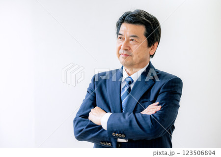 腕組みをするシニア男性 123506894