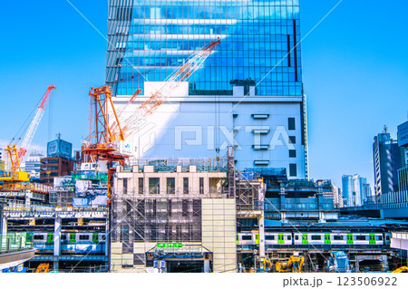 日本の東京都市景観 3月。さよなら渋谷駅西口。左右のビルが消えて…。右奥に六本木ヒルズなど＝2日 123506922