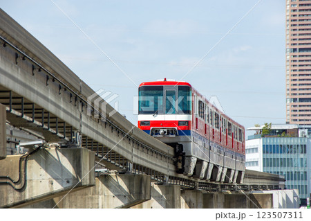 門真市駅に入構する大阪モノレールとレール 123507311