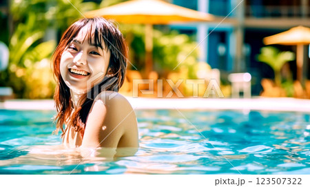 プールを楽しむ水着の日本人女性 123507322