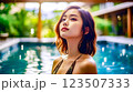 プールを楽しむ水着の日本人女性 123507333
