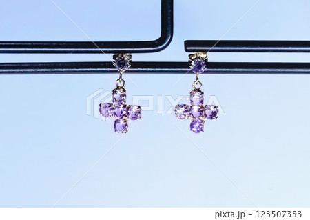 金色の美しいアメジストピアス 金色の美しいアメジストピアス 123507353