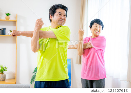 運動をするシニア男女 運動をするシニア男女 123507618