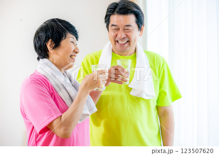 運動後に水分補給するシニア夫婦 123507620