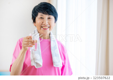 運動後に水分補給するシニア女性 運動後に水分補給するシニア女性 123507622