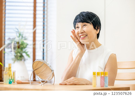 肌の潤いを実感するシニア女性 123507626