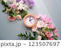 花と時計と目覚まし時計、春の時間 123507697