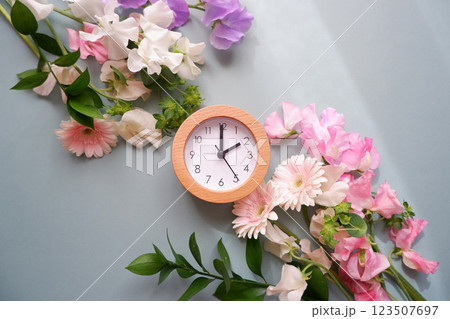 花と時計と目覚まし時計、春の時間 花と時計と目覚まし時計、春の時間 123507697
