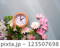 花と時計と目覚まし時計、春の時間 123507698