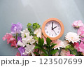 花と時計と目覚まし時計、春の時間 123507699