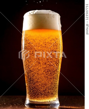 グラスに注がれた生ビール 123507731