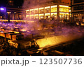 ライトアップされた夜の湯畑 123507736