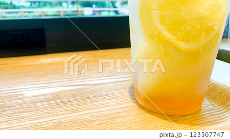 ピーチとレモン果実のレモネード 123507747