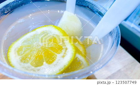 ピーチとレモン果実のレモネード 123507749