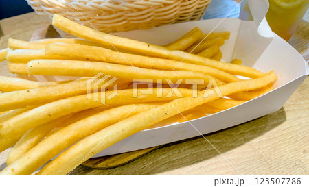 ファーストフードのロングポテトフライ 123507786