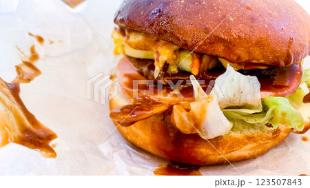 ソースたっぷりカリカリ焼いた唐津バーガー 123507843