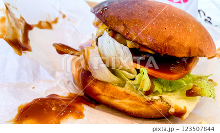 ソースたっぷりカリカリ焼いた唐津バーガー ソースたっぷりカリカリ焼いた唐津バーガー 123507844
